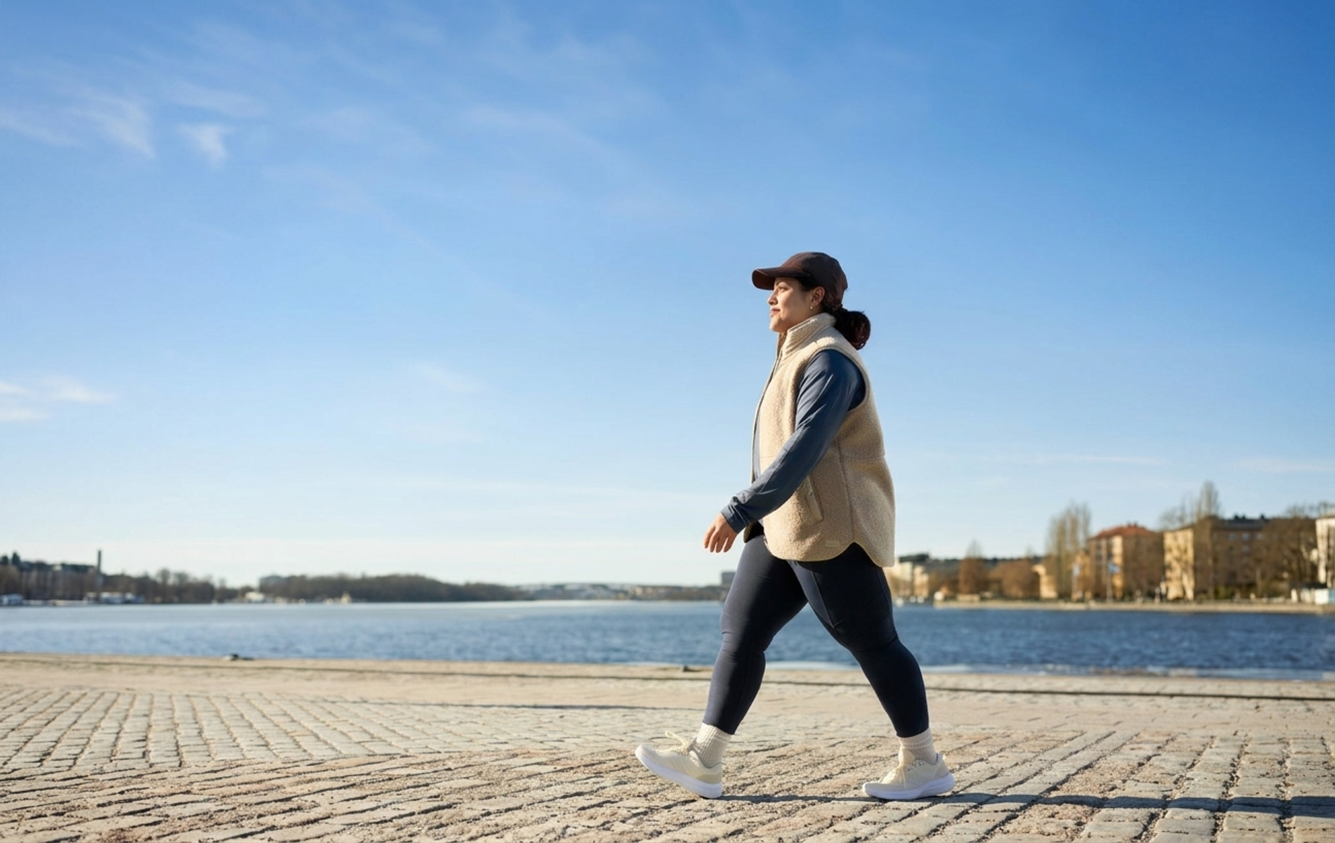 Tjej som går i Malmö