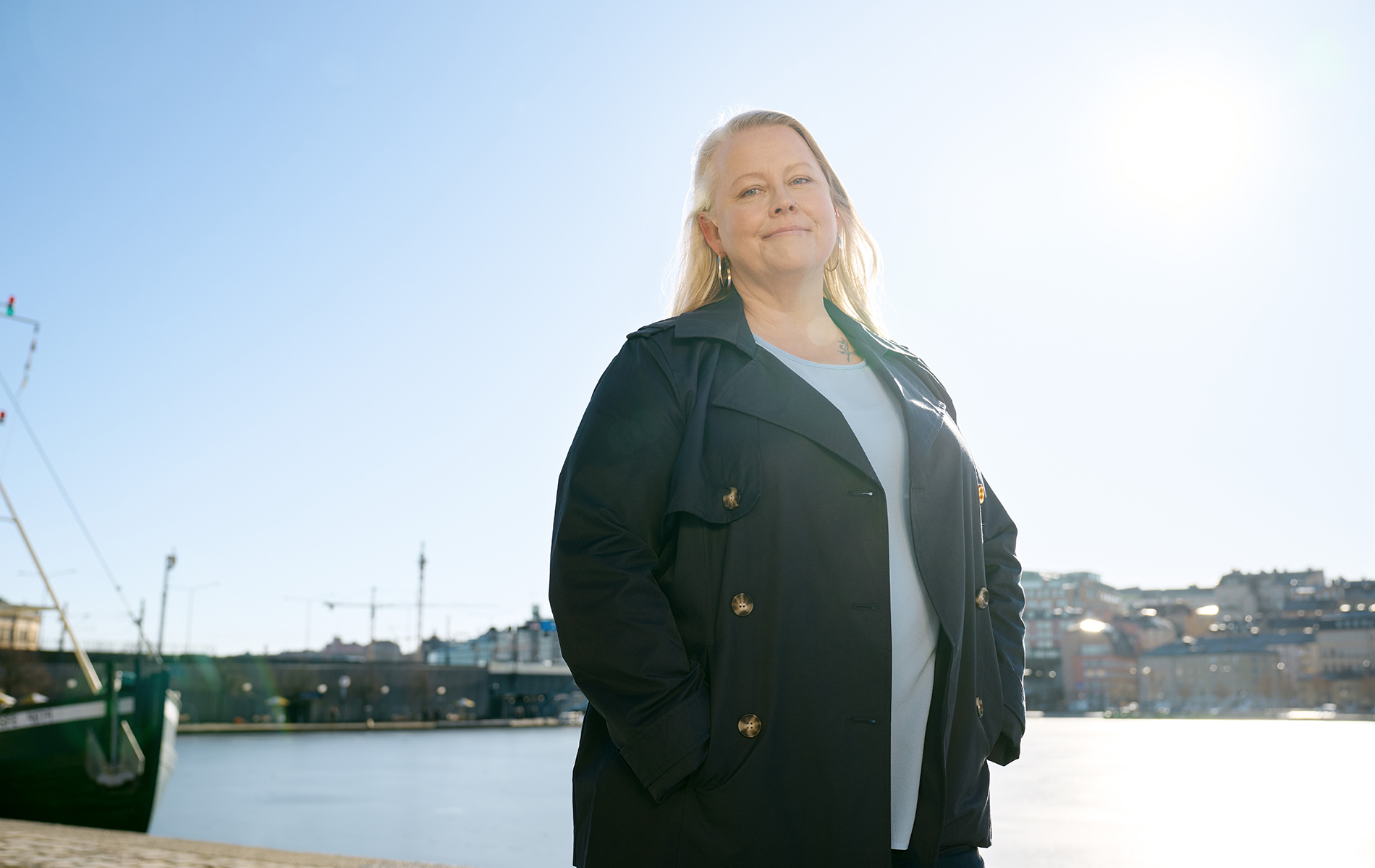 Man och kvinna spelar padel